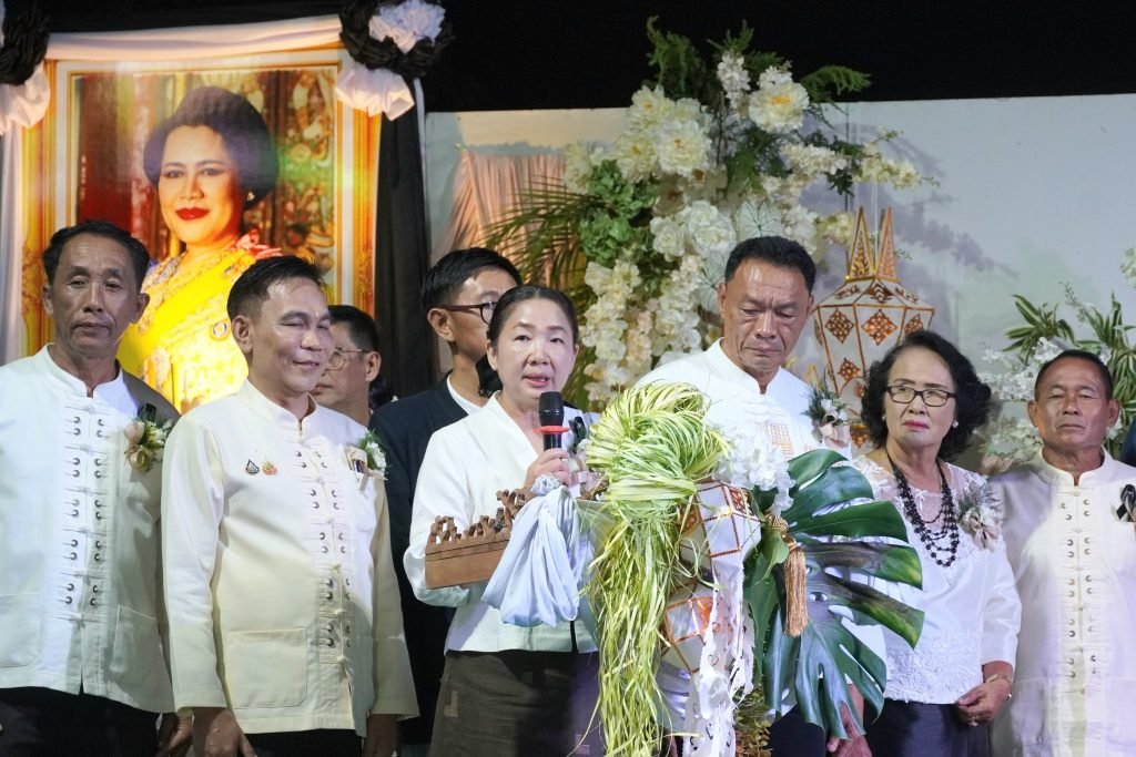 องค์การบริหารส่วนจังหวัดน่านสนับสนุนการจัดงานประเพณีลอยกระทงล่องเรือไฟ "น้อมรำลึกถึงสมเด็จพระบรมราชชนนีพันปีหลวง" อำเภอนาน้อย จังหวัดน่าน วันที่ 5 พฤศจิกายน 2568 ณ ฝายกุ่น ตำบลเชียงของ อำเภอนาน้อย จังหวัดน่าน โดยมีนางภัทรภร ชัยวัฒนกุล วัฒนธรรมจังหวัดน่าน เป็นประธานในพิธีเปิด นางพิมลพันธุ์ จันโทภาส นายอำเภอนาน้อย เป็นผู้กล่าวรายงาน พร้อมกับนายนัด พรมใจ สมาชิกสภาองค์การบริหารส่วนจังหวัดน่าน อำเภอนาน้อย นายธนวัฒน์ อุดแดง สมาชิกสภาองค์การบริหารส่วนจังหวัดน่าน อำเภอนาหมื่น หัวหน้าส่วนราชการ และประชาชนชาวอำเภอนาน้อยเข้าร่วม
งานประเพณีในครั้งนี้ องค์การบริหารส่วนจังหวัดน่านได้สนับสนุนงบประมาณให้แก่สภาวัฒนธรรมจังหวัดน่านจัดขึ้น เพื่อเป็นการอนุรักษ์ ส่งเสริม สนับสนุนประเพณี วัฒนธรรมของท้องถิ่นให้คงอยู่ต่อไป ทำให้ประชาชนเกิดจิตสำนึกที่ดีในการอนุรักษ์และรู้คุณค่าของน้ำ สร้างความรักความสามัคคีในชุมชน และเป็นการส่งเสริมการท่องเที่ยวของท้องถิ่น กิจกรรมภายในงานประกอบด้วยการประกวดเฮือไฟ การประกวดหนูน้อยนพมาศ การประกวดกระทงจากวัสดุธรรมชาติ การแสดงศิลปวัฒนธรรมพื้นบ้าน การเผากองหลัวพระเจ้าและเผาด้ายสีสายเป็นพุทธบูชา นอกจากนี้ยังมีเจ้าหน้าที่โรงพยาบาลส่งเสริมสุขภาพตำบลเชียงของในสังกัดองค์การบริหารส่วนจังหวัดน่าน ได้ปฏิบัติหน้าที่หน่วยปฐมพยาบาลภายในงานอีกด้วย